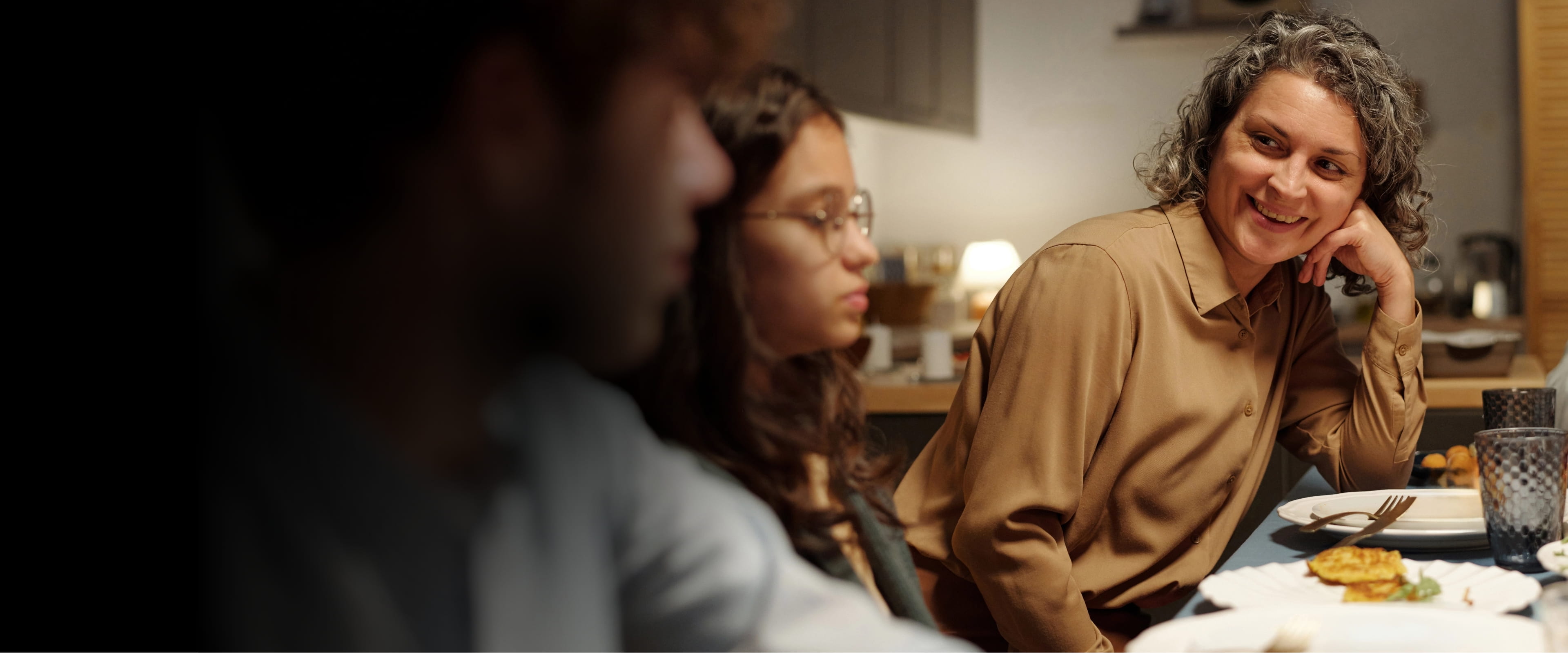 A mother with her two children at the dinner table